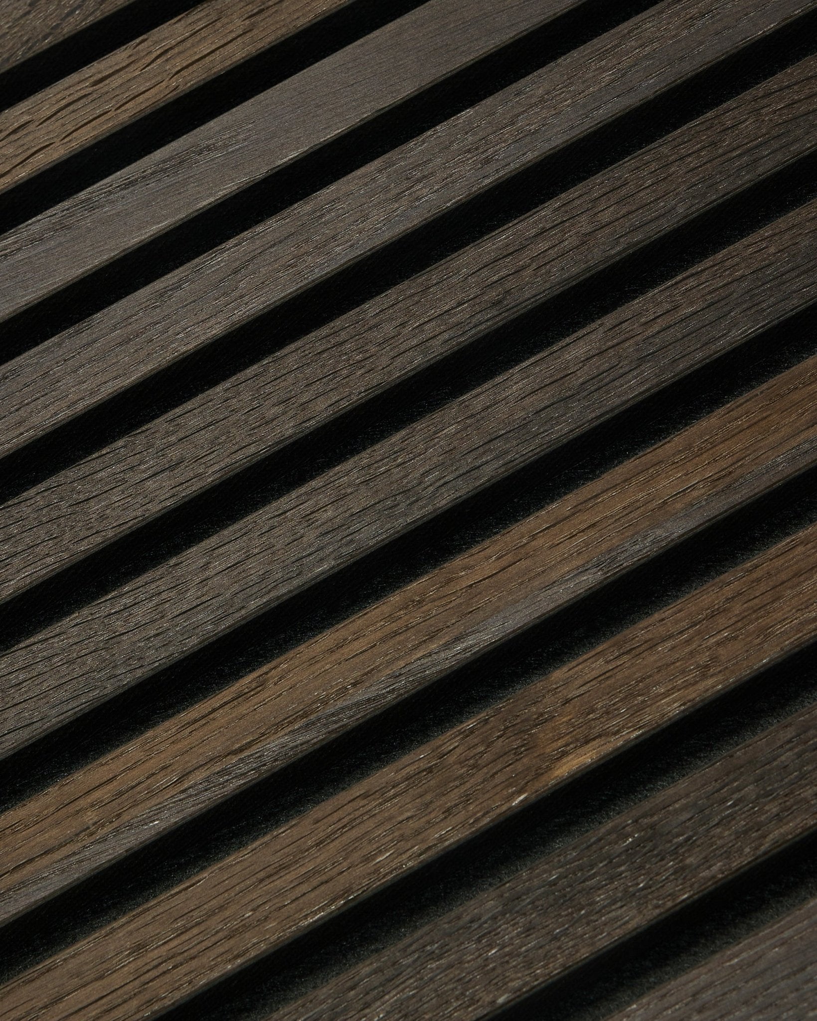 Close-up van WoodUpp Rustic Akupanel Akoestisch paneel in Smoked Oak (300x60cm), met zichtbare houtnerf, minimalistische Nordic stijl en een lineair schaduwpatroon.
